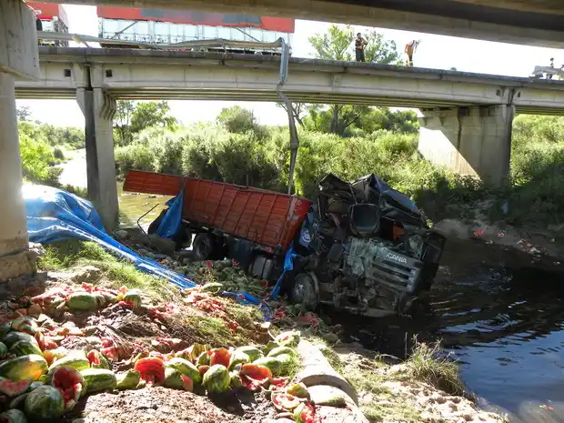 Milagro en la Ruta 14: un camión cayó al vacío desde 10 metros