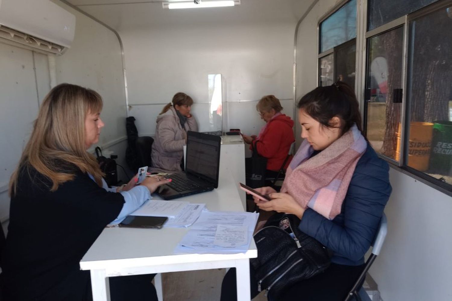 Jueves de muchas consultas para PAMI y ANSES en Rafaela en Acción