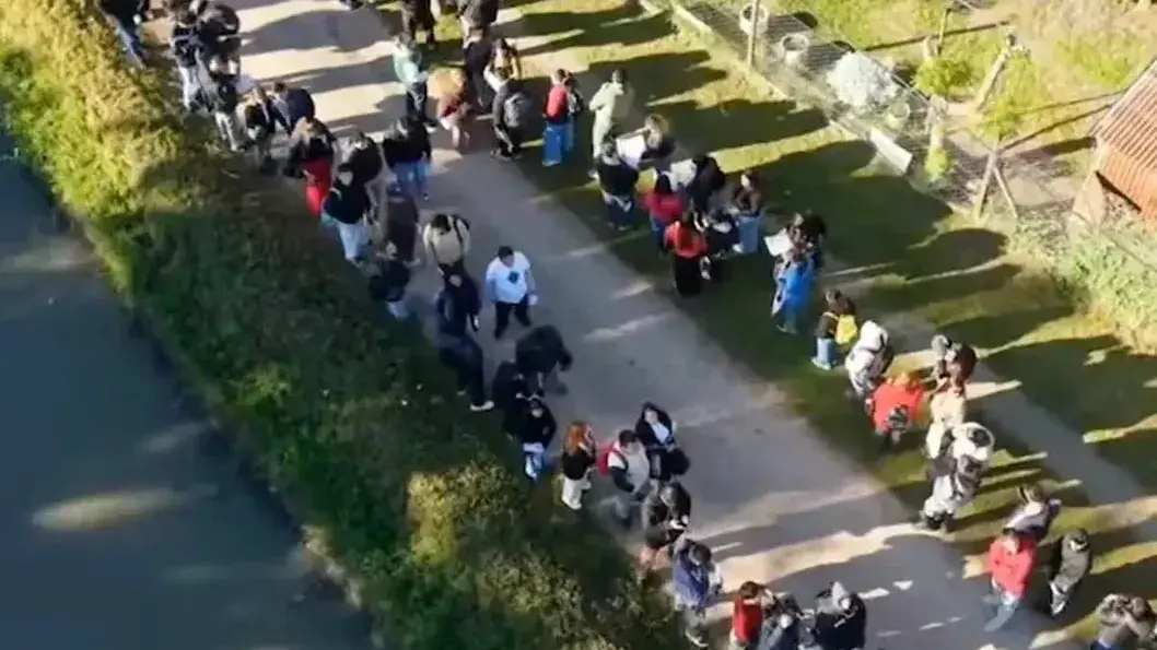 Largas colas para conseguir un trabajo en Ezeiza.