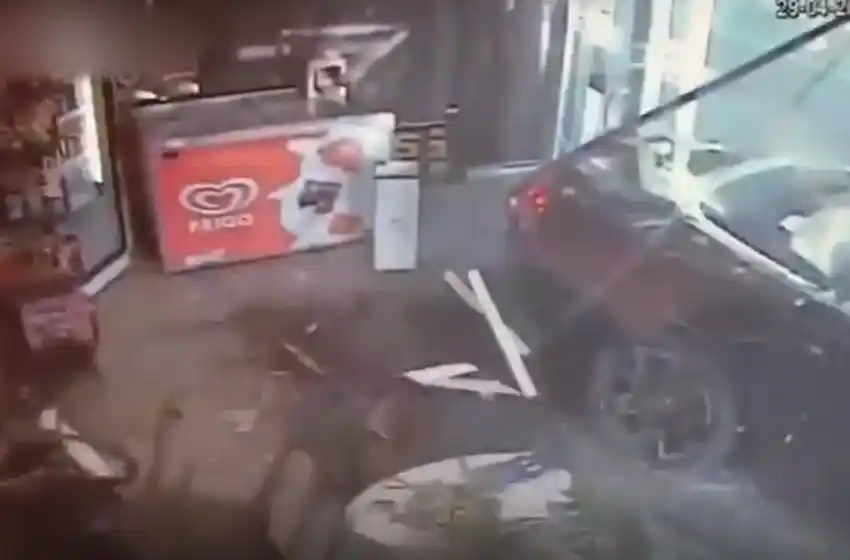 Video: en Rolls Royce y con dos mujeres en bikini a bordo, chocó contra un local