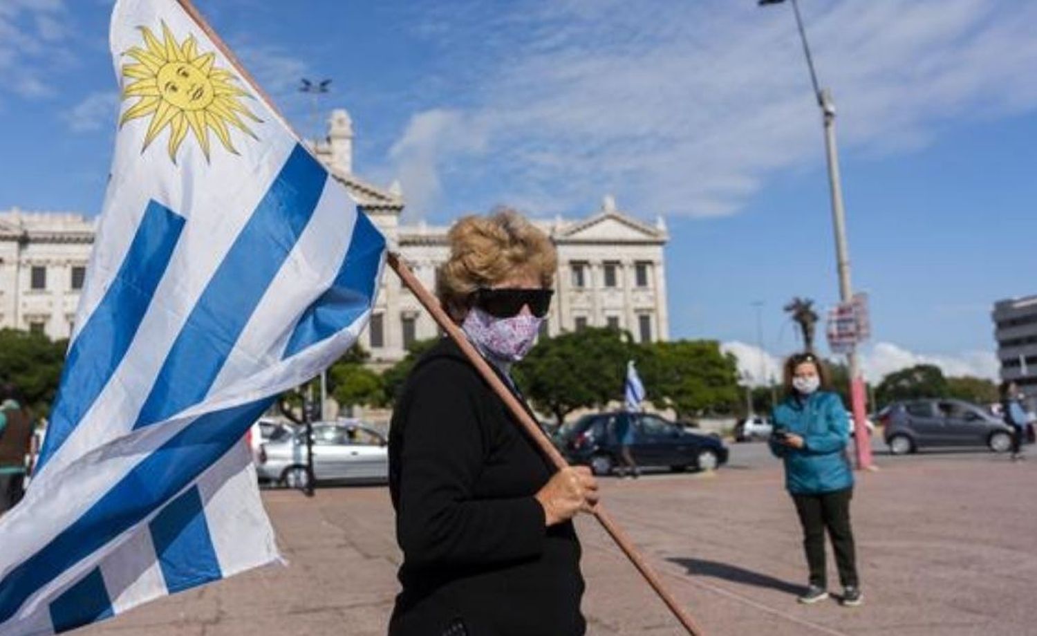 Uruguay debate castigar con prisión la violación de la cuarentena