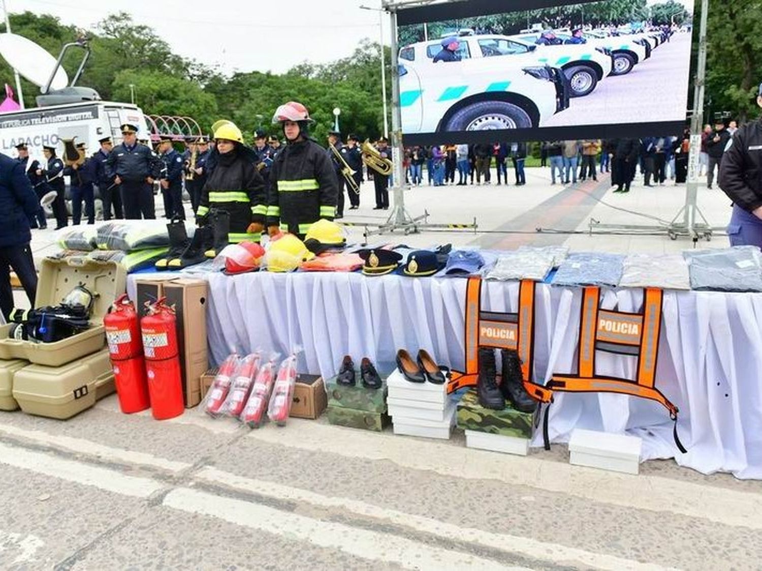 El gobernador Insfrán entregó 50 nuevos 
móviles y equipamiento integral a la Policía