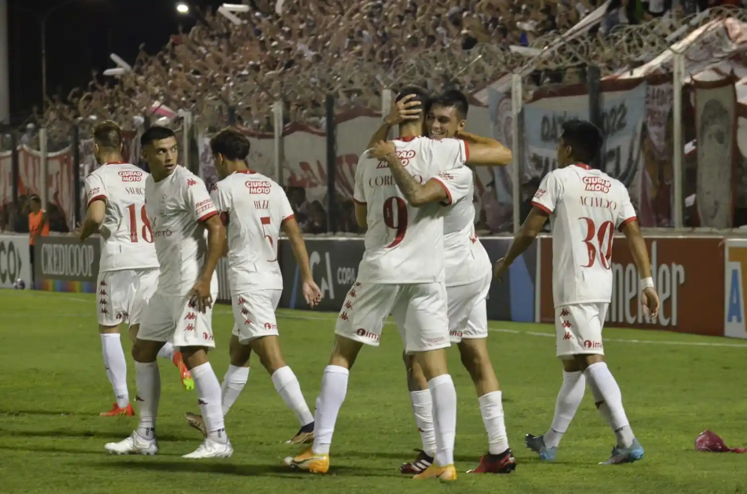Huracán avanzó sin dificultades.