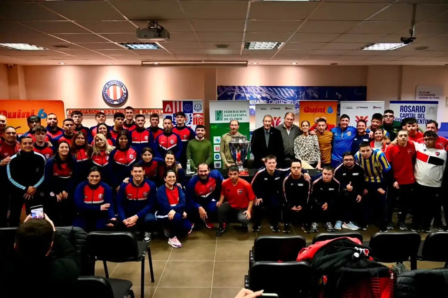 Jugadores y autoridades, presentes en el lanzamiento.