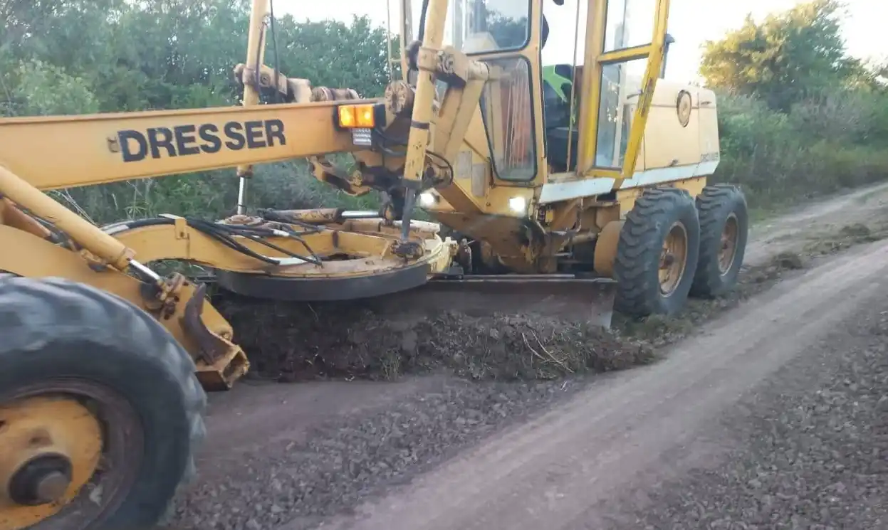 Mejoran caminos con recursos municipales