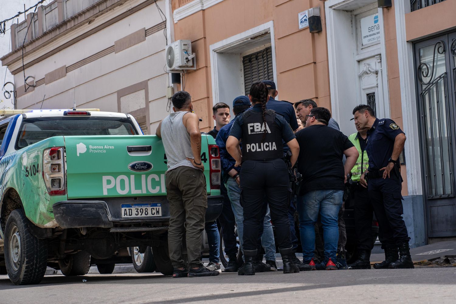 Dos sujetos ingresaron en la financiera Reuterfin haciéndose pasar por agentes de la Policia Federal