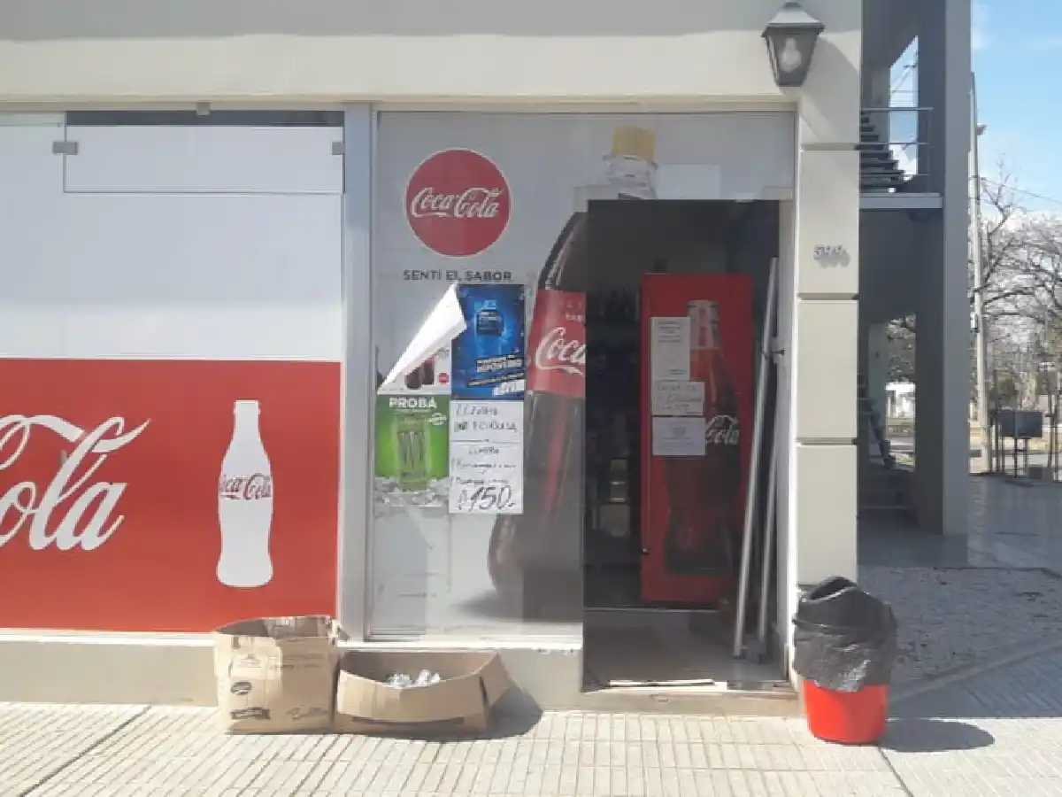 Otra vez los rompepuertas: esta vez  atacaron un maxikiosco de barrio Catedral