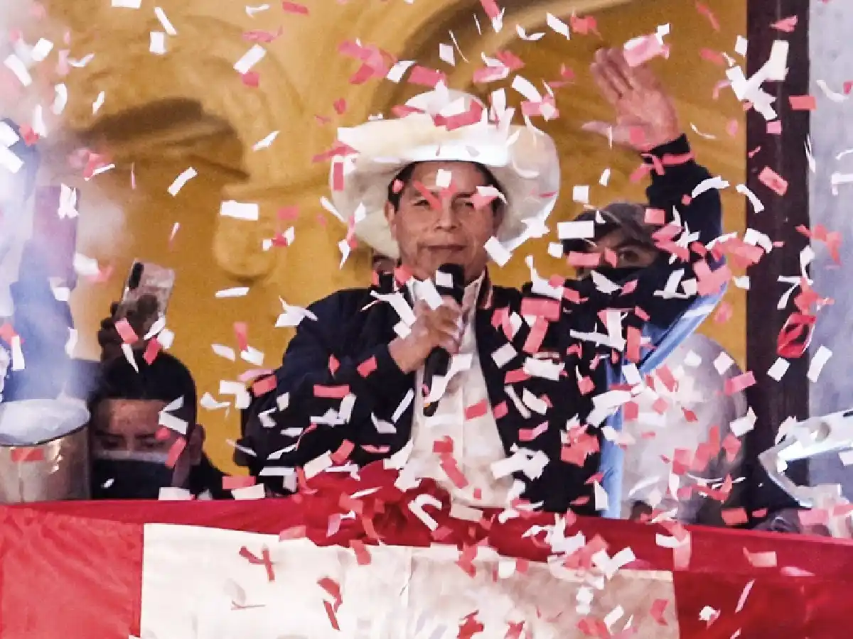 Castillo asume la Presidencia de Perú en medio de interrogantes