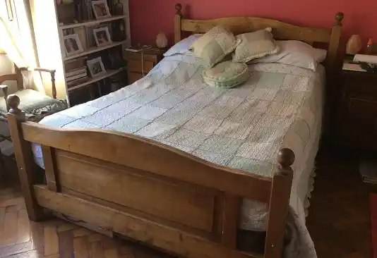 Halló su casa revuelta y se sorprendió con lo que había bajo la cama
