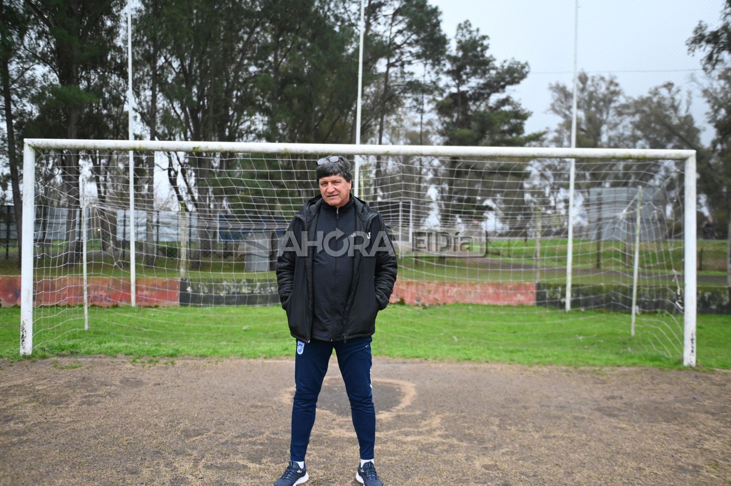 Marcelo Bauzá con el fondo de uno de los arcos de la cancha de Central, que fue testigo de sus goles (crédito: MR Fotografía).