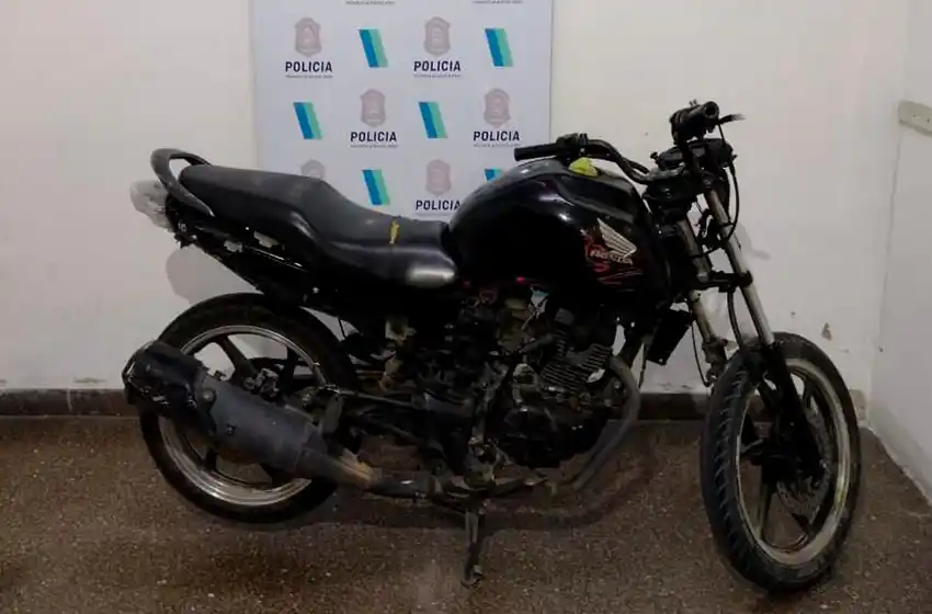 Andaba con una moto que fue utilizada en un robo: lo detuvieron