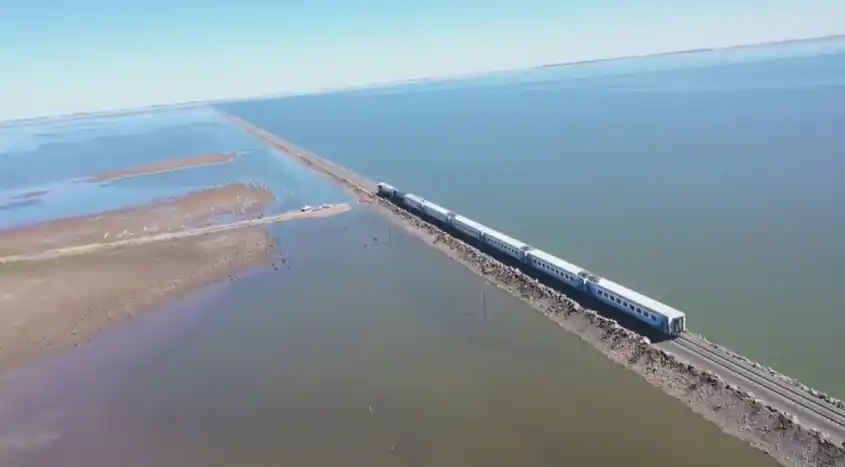 Partió de General Pinto: Tras cuatro años, el tren volvió a cruzar la laguna La Picasa