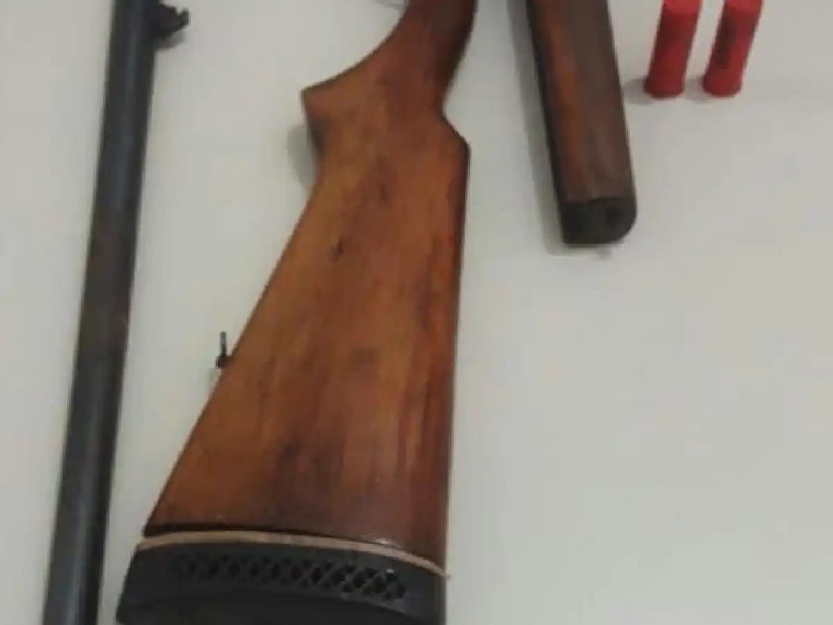 Secuestran un arma y detienen a un hombre en Brinkmann