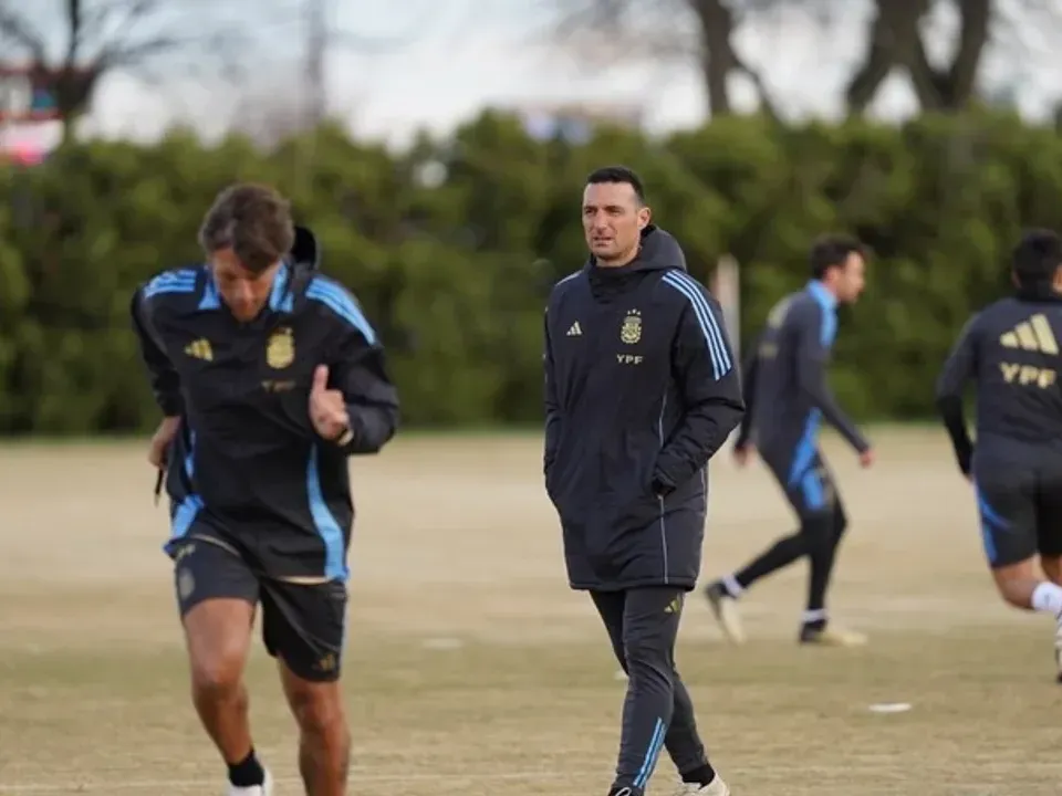 Scaloni comandará la primera práctica hoy a las 18 ya con al mayoría del plantel.Foto:AFA