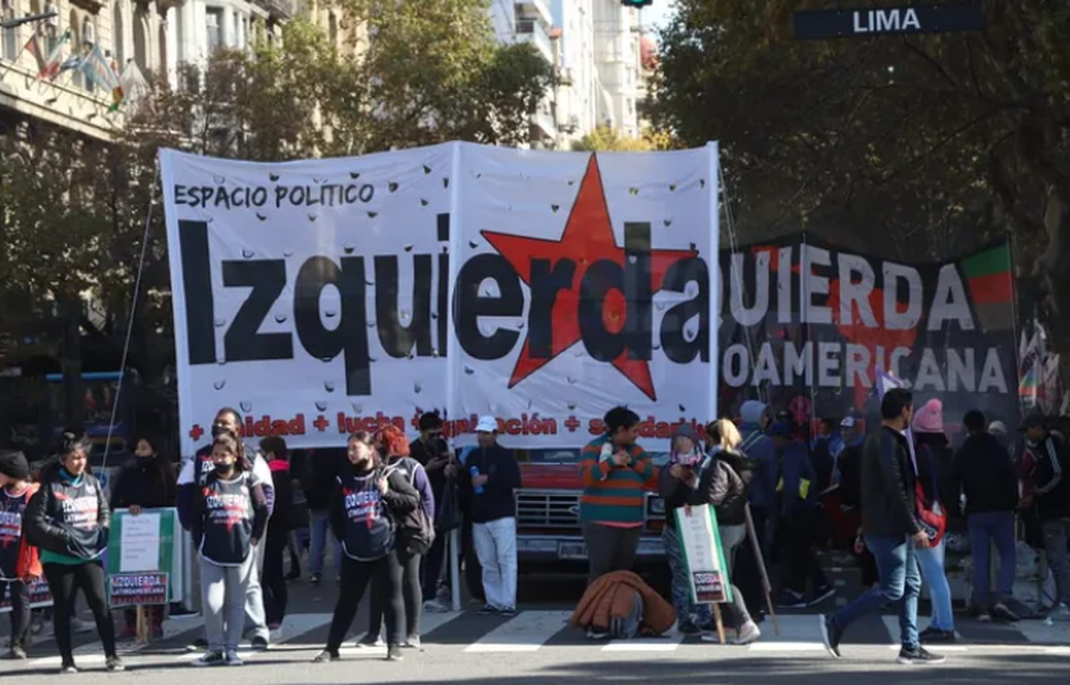 Los piqueteros llenaron la Plaza de Mayo y reclamaron al Gobierno más planes y alimentos