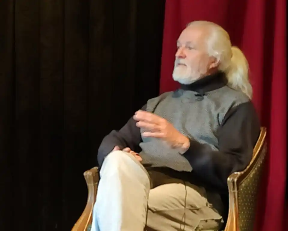 Reconocido escultor habló de la “baja vara” estética de Tandil y pidió nuevamente que no intervengan el Murallón