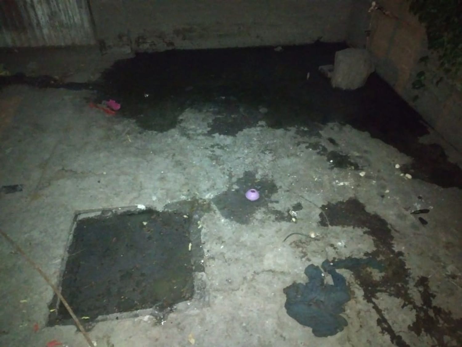 Una madre reclamó soluciones porque ingresan desechos cloacales a su casa