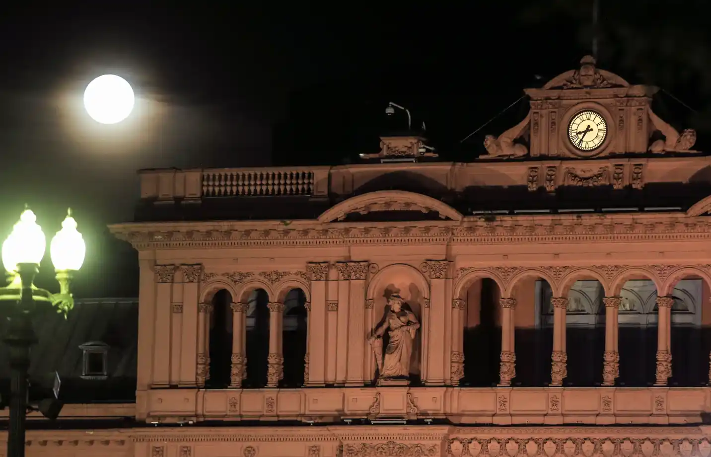 Esta noche puede verse la Luna más grande y brillante de los últimos 70 años en todo el país, ya que el astro se acerca a unos 50 mil kilómetros a la Tierra. FOTO NA: MARCELO CAPECE