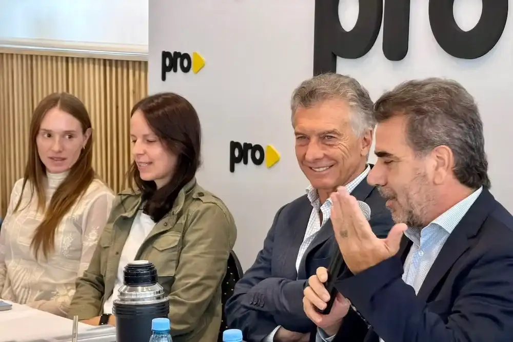 Mauricio Macri, junto Soledad Martínez y Cristian Ritondo.