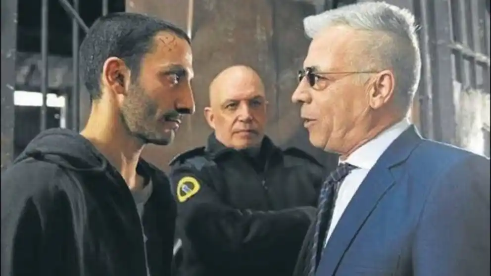 Jorge Lorenzo en su papelJorge Lorenzo en su papel en El Marginal junto a Juan Minujín y Gerardo Romano (Netflix)