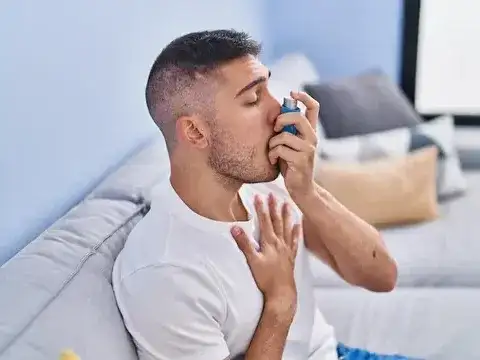 La inflamación persistente en el asma puede provocar cambios en las vías respiratorias.