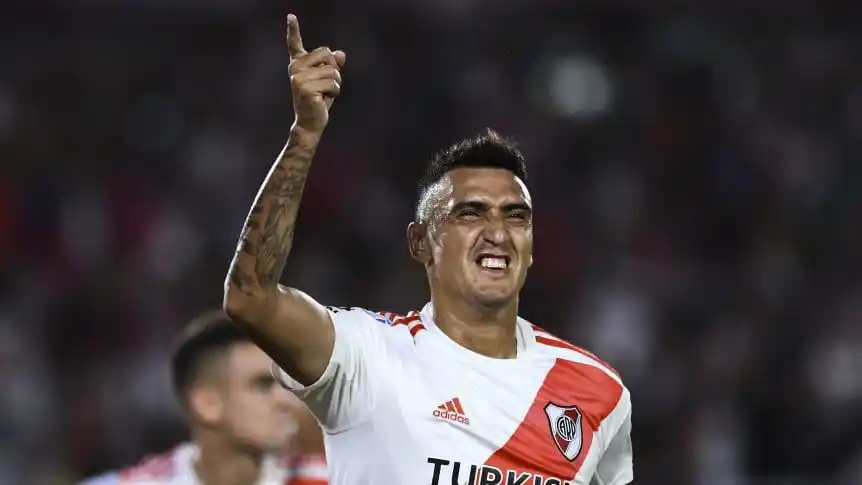 River pegó justo, venció a Banfield y se mantiene firme en la punta