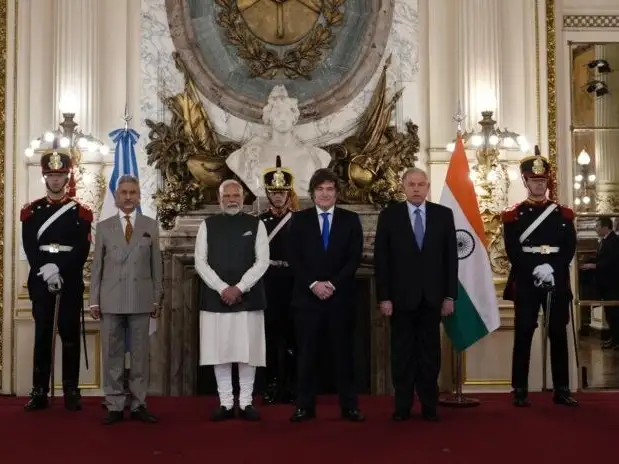 La jornada incluyó una reunión ampliada en el Salón Eva Perón, donde las delegaciones de ambos países dialogaron sobre temas de interés común.