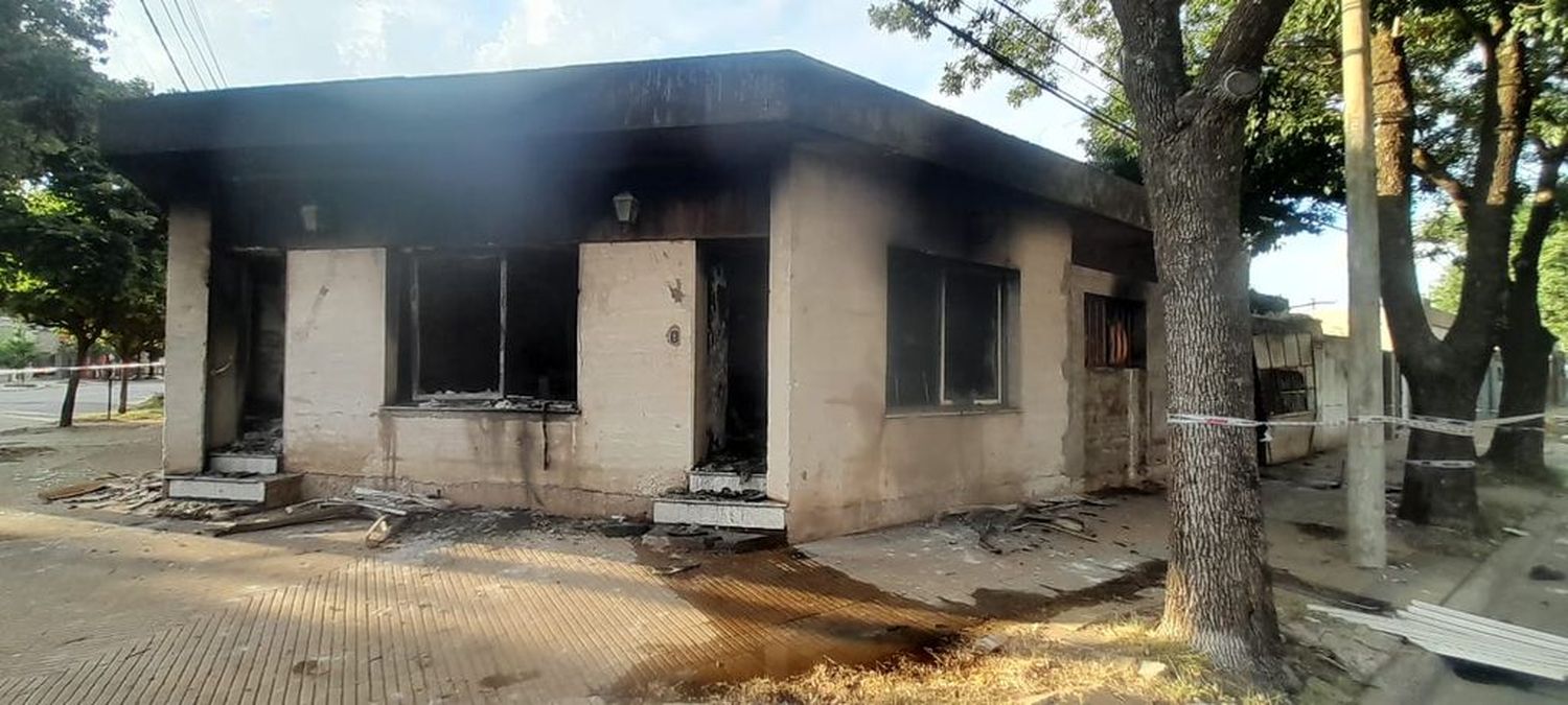 Incendió su propia casa para matar a su pareja y a un hombre que le alquilaba un cuarto: quedó en prisión preventiva