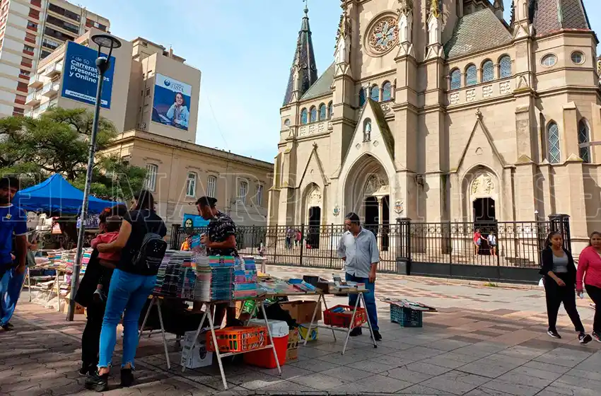 Feria de libros: "Algunos textos escolares terminan siendo descartables"