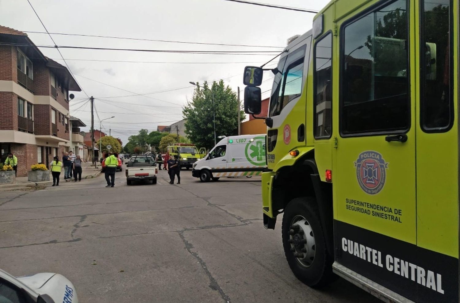 Rescatan a mujer que quedó atrapada en su camioneta luego de un choque