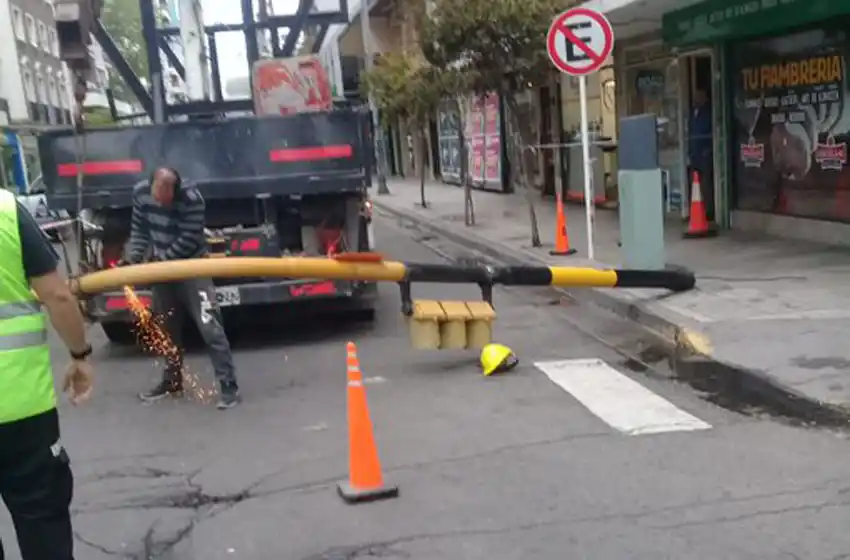 El viento casi tiró un semáforo en pleno centro