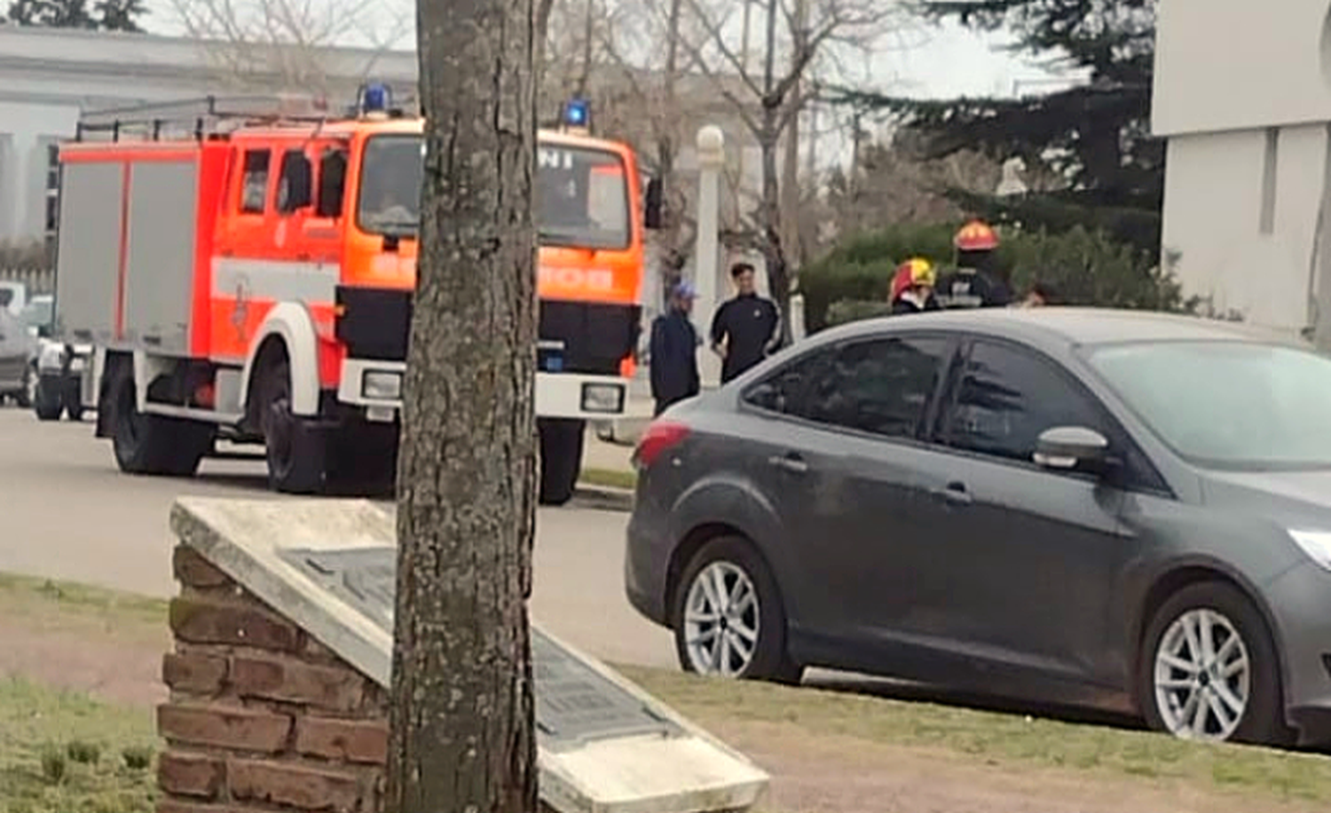 Tensión en Guaminí: Un hombre amenazó con prenderse fuego frente a la municipalidad y tuvo que intervenir el intendente