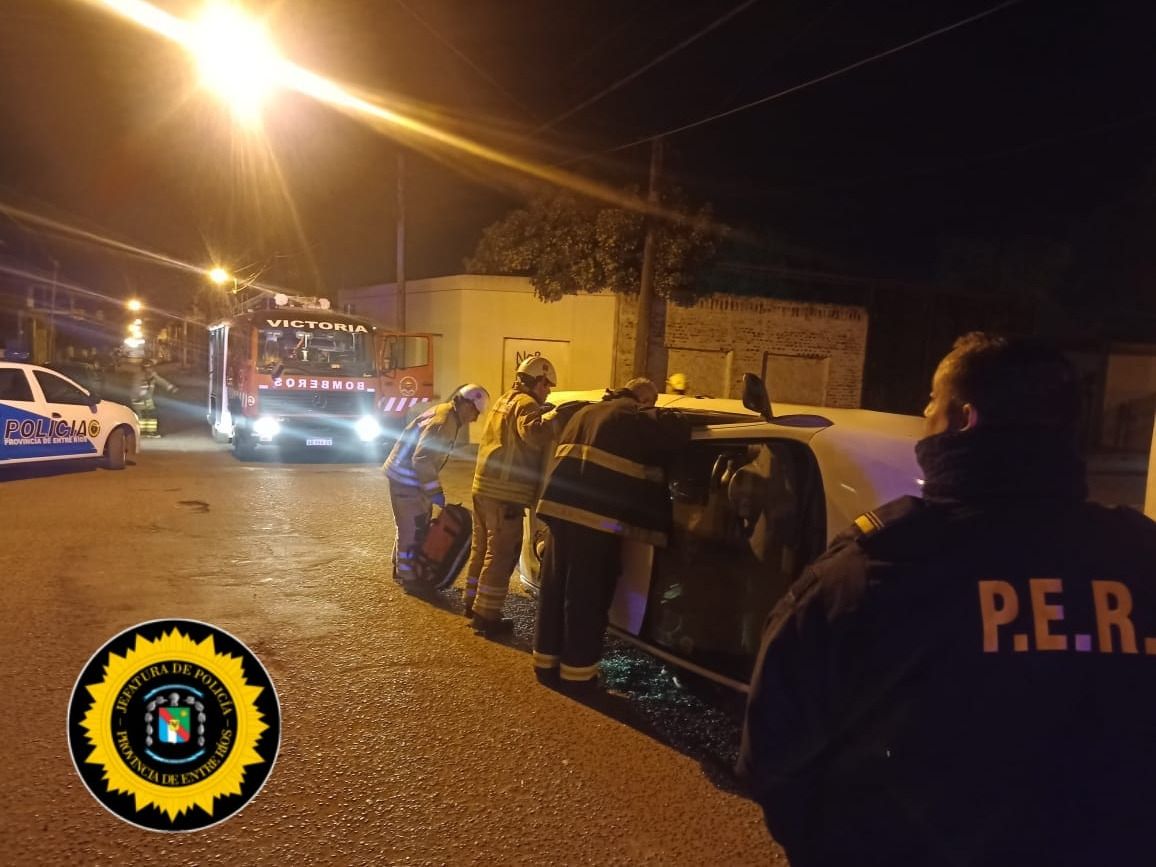 Victoria: Un automóvil volcó tras impactar contra una esquina en horas de la madrugada