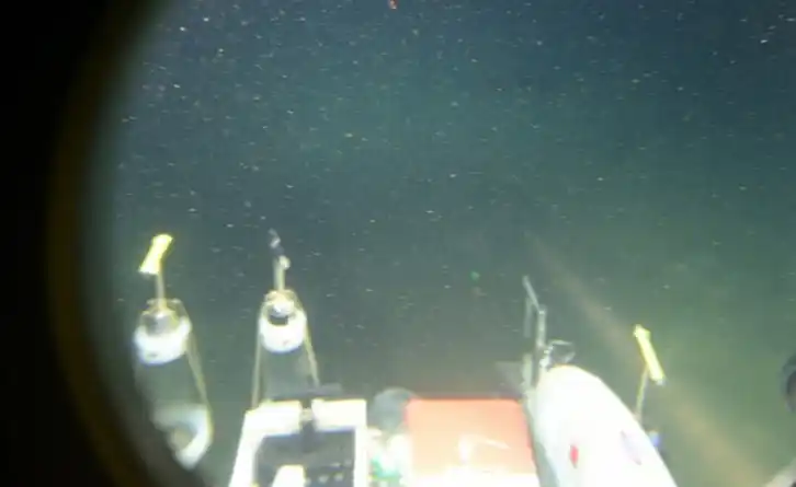 Imagen de archivo del sumergible buceando bajo el mar en la Fosa de las Marianas en el Océano Pacífico.