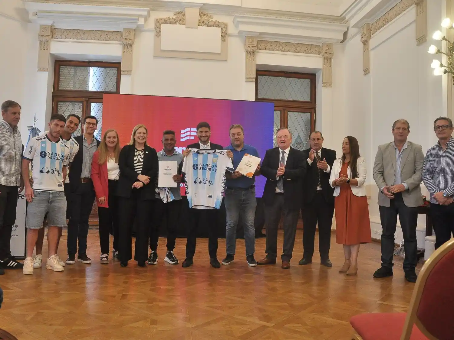 El gobernador Pullaro junto a representantes d ela Crema. Foto: Prensa AR