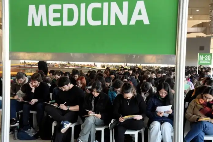 Las sospechas de fraude incluyen denuncias sobre la venta de exámenes con precios que alcanzarían los 5000 dólares.