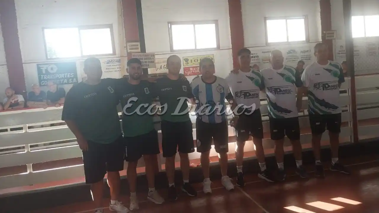 Previo al encuentro del Provincial. Posan los jugadores de Olavarría (izq.), árbitro (medio) y Necochea (der.)
