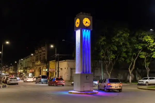 Nueva iluminación para el reloj de los italianos por los 40 años de la Recuperación de la Democracia