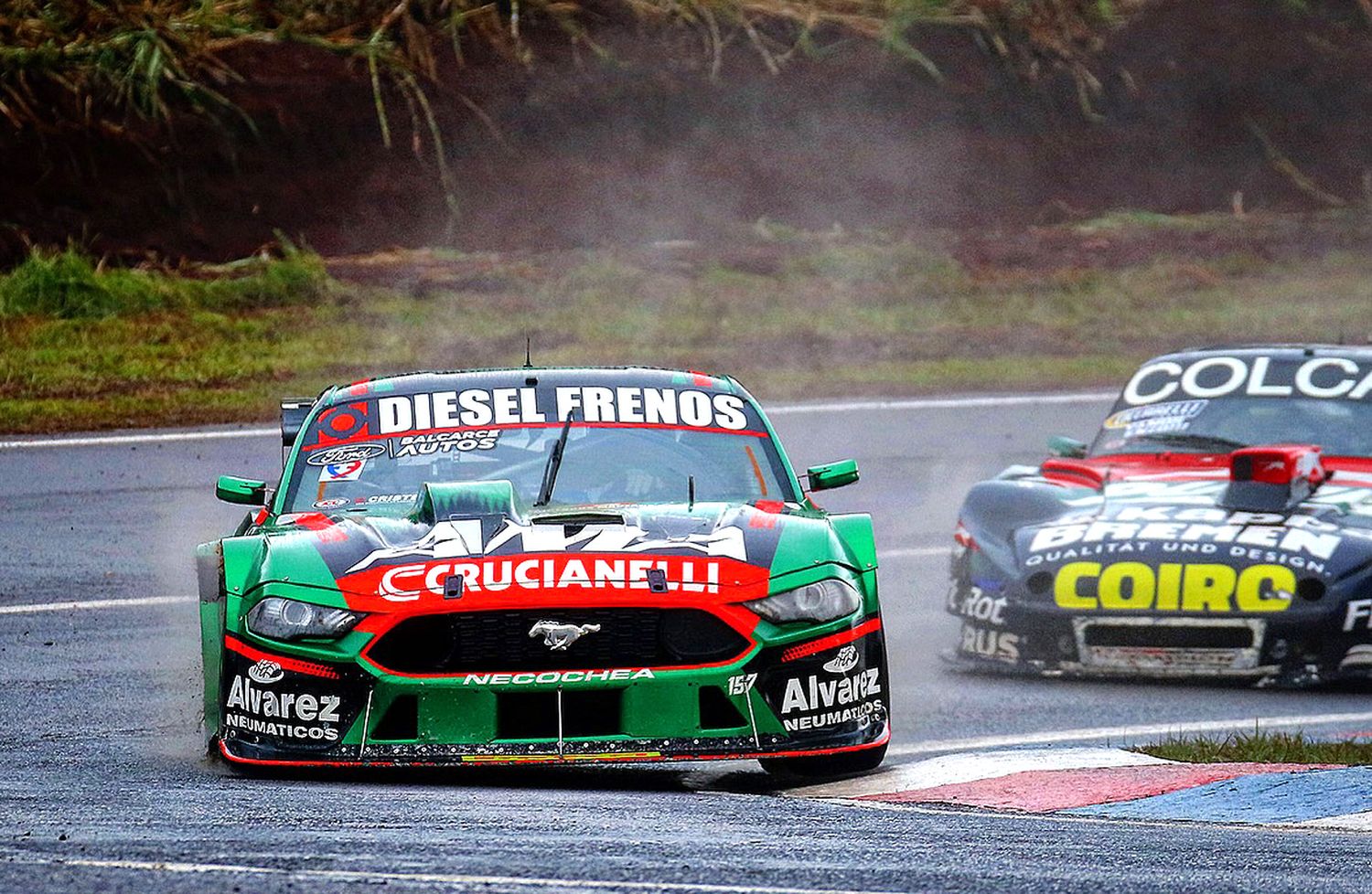 En plena batalla. Juan Bautista De Benedictis gira delante de Gastón Mazzacane y así cosechó unidades para estar dentro de la Copa de Oro 2024