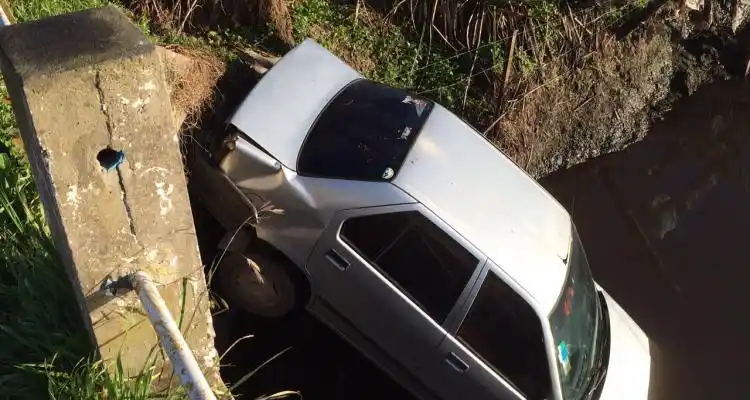 Desbarrancó un auto en el camino a Obligado