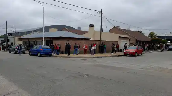 Inscripción a las piletas del CEF: personas que esperan desde las 9, una fila que da vuelta manzana y fuerte demanda