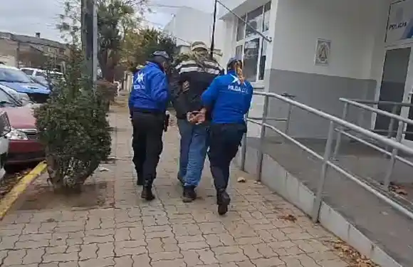 Discutió con un ciclista y lo apuñaló, pero le dio culpa y lo llevó al HIGA