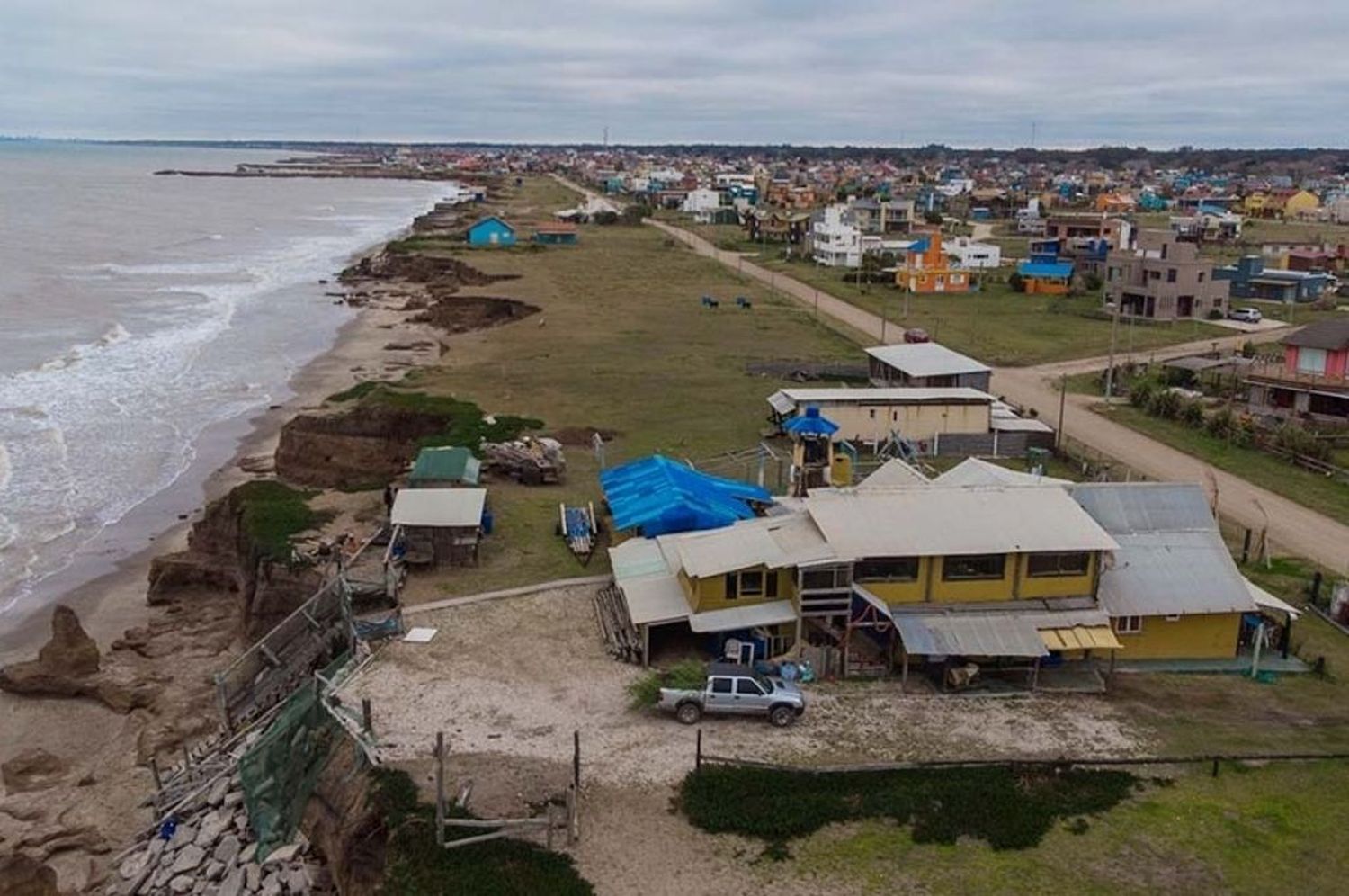 Costa en Mar Chiquita: buscan evitar el derrumbe de tres viviendas