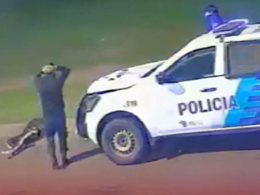 Almirante Brown: un patrullero de la Policía Bonaerense atropelló a un hombre cuando iba a una emergencia