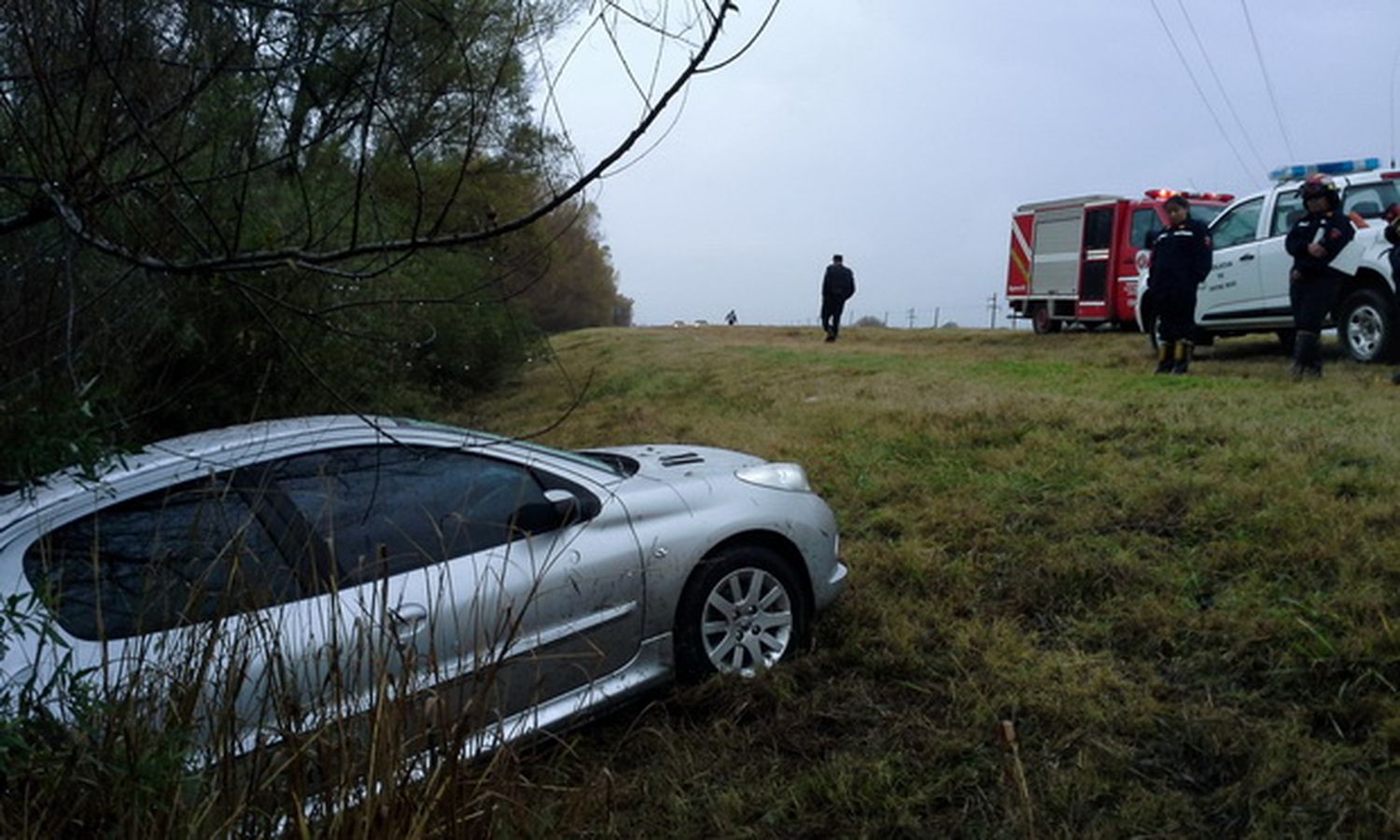 Dos ancianos despistaron su auto en la Autovía 12