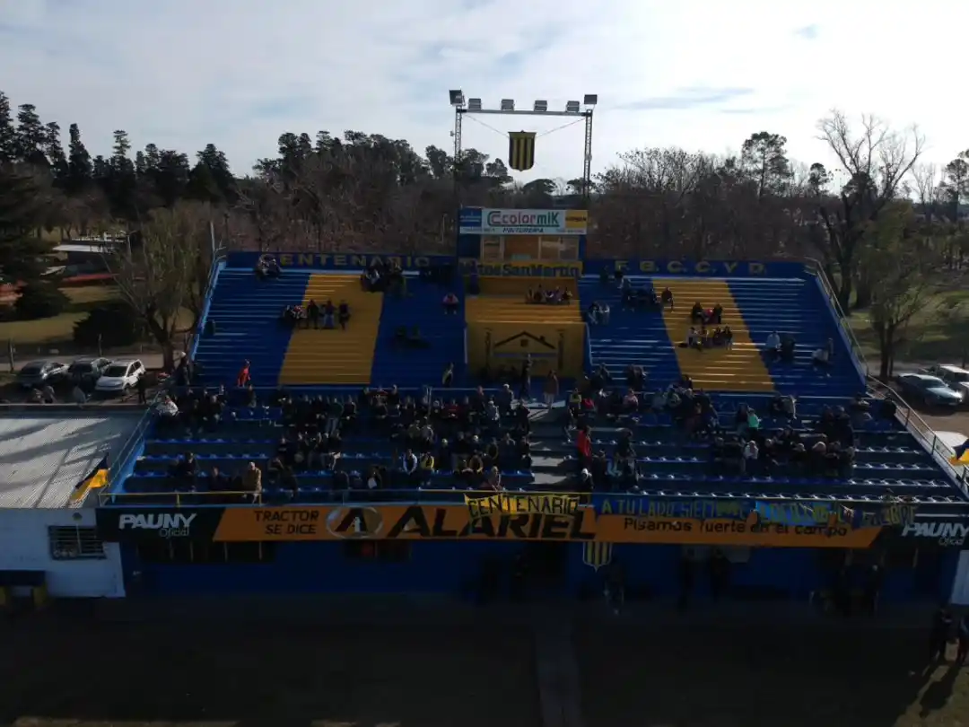 Centenario goleó en una tarde de festejos por su aniversario y la reinauguración de su tribuna que cumplió 50 años.