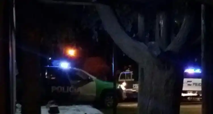 Motociclistas encapuchados balearon a una joven