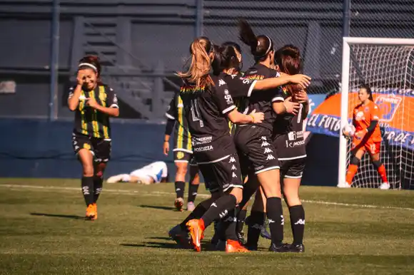 Las "Tiburonas" igualaron con las escoltas y están cada vez más cerca del ascenso