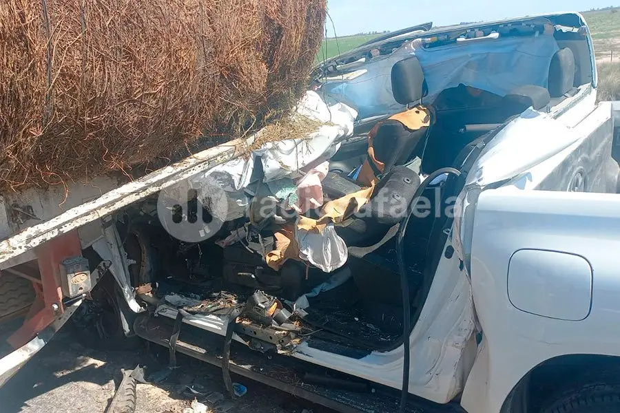 Milagro en la ruta 34: se incrustó con la camioneta detrás de un camión y resultó con lesiones leves