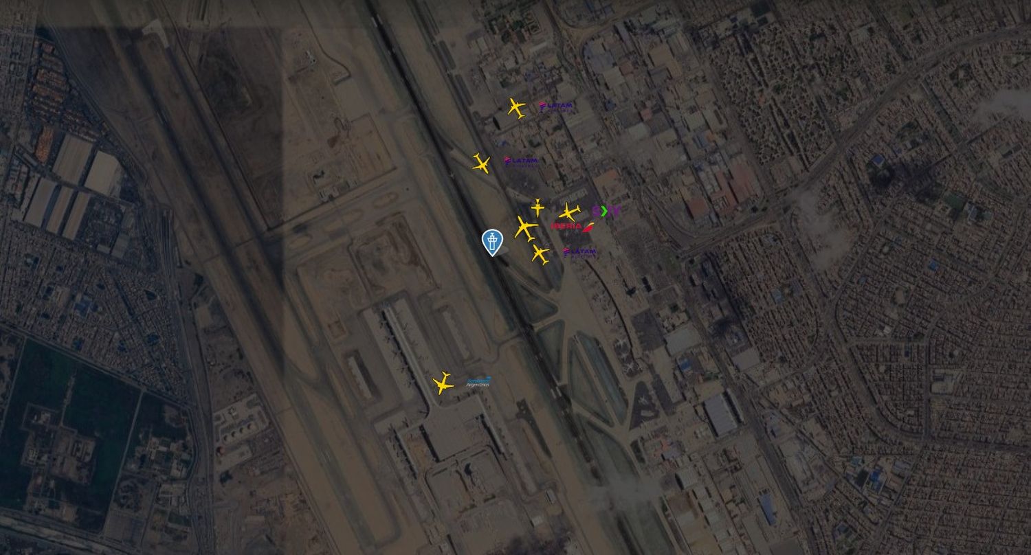 El Boeing 737 MAX 8 LV-HKV de Aerolíneas Argentinas, operando en solitario en la nueva terminal del Jorge Chávez (captura de FlightRadar24.com)